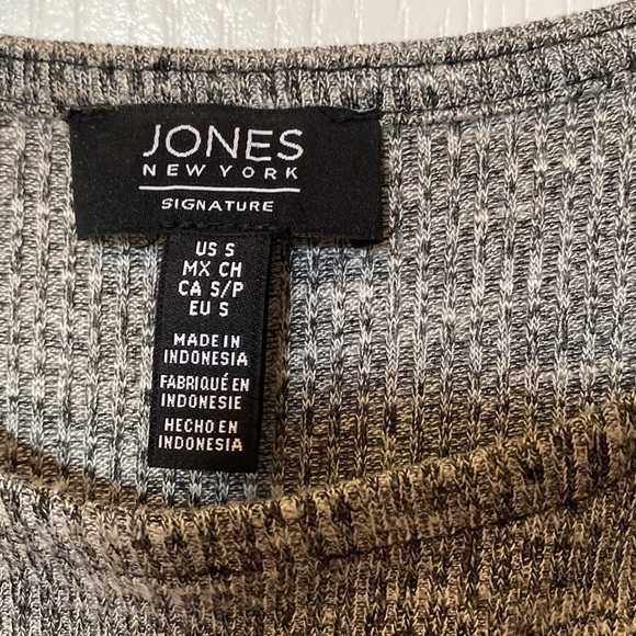 Jones New York size S Cold shoulder top NWOT - Picture 2 of 6